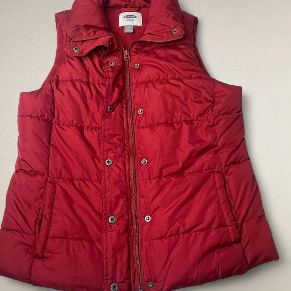 Old Navy red puffer vest with button up front and pockets size M - Picture 2 of 8
